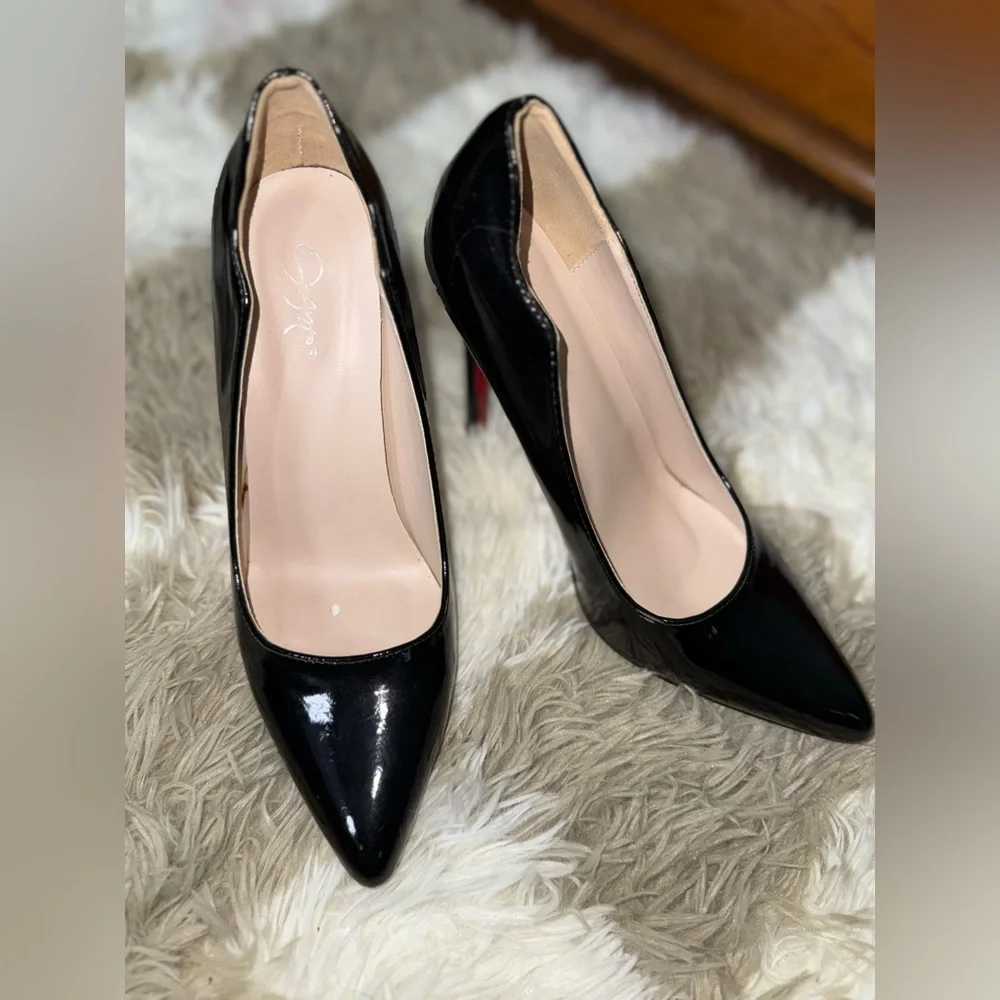 Black Patent Leather Women's Pumps with Red Bottoms